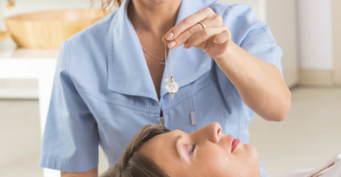 Is hypnosis more effective than suggestive techniques in reducing postoperative pain?